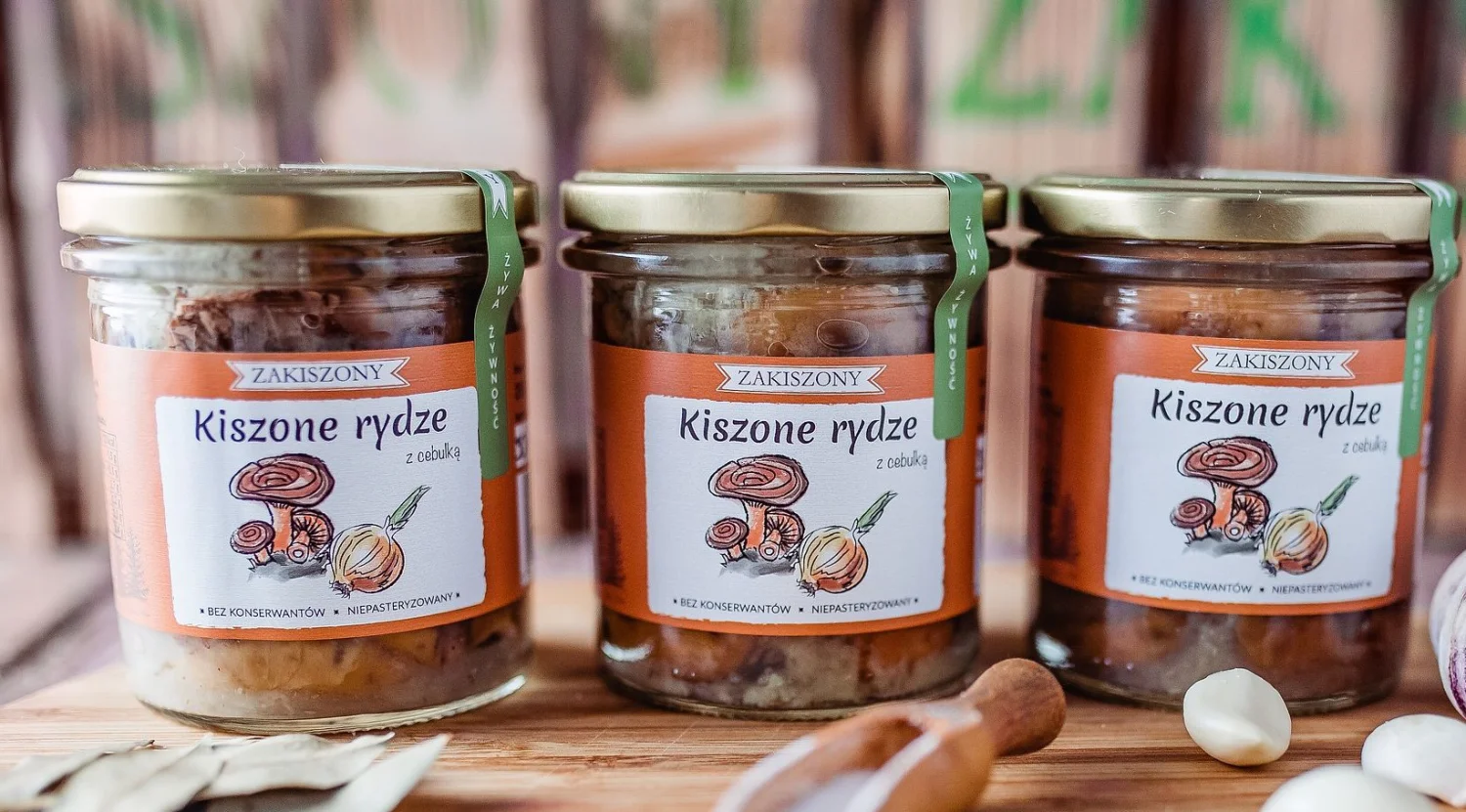 Rydze kiszone w cebuli